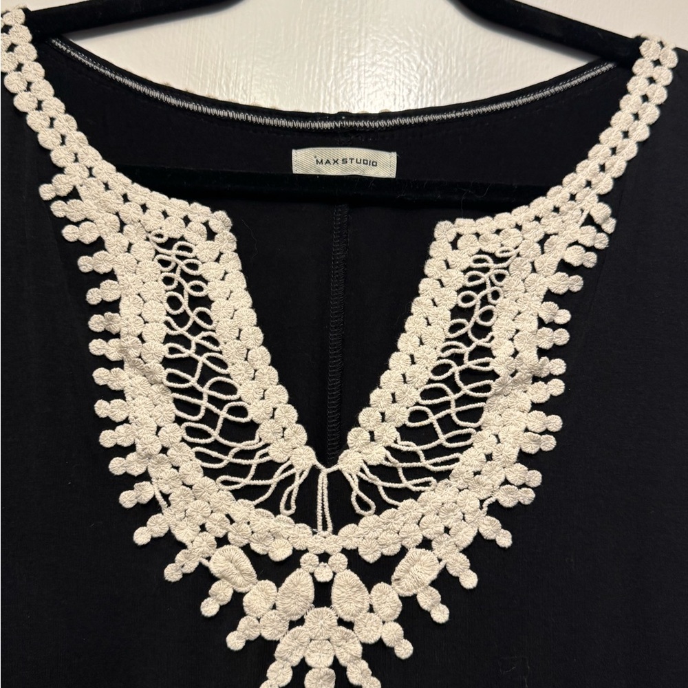 Black Sleeveless Dress with Lace Detail - Picture 2 of 2